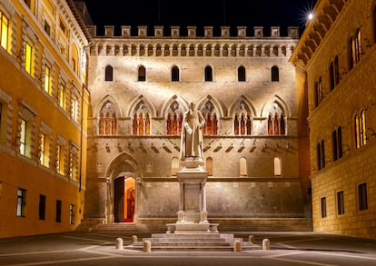 La Piazza Salimbeni de la ciudad toscana.