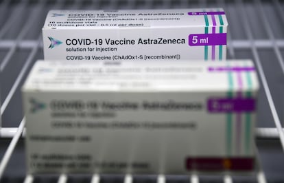 Imagen de un paquete que incluye varias dosis de la vacuna de AstraZeneca contra la covid-19.