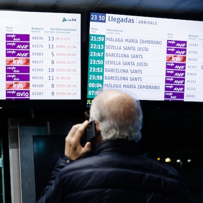 Carteles con las horas de llegada de los trenes en la Estación de Atocha, a 4 de mayo de 2025, en Madrid (España). El ministro de Transportes y Movilidad Sostenible, Óscar Puente, ha denunciado este domingo, 4 de mayo, por la noche "un acto grave de sabotaje" en la línea de alta velocidad Madrid-Sevilla, con robos de cable en distintos puntos, por lo que ha asegurado que la Guardia Civil ya está investigando estos hechos que considera "muy graves". El robo ha supuesto el retraso de más de tres horas en 18 trenes y ha afectado a alrededor de 6.300 viajeros en plena operación retorno por el Puente de Mayo.
05 MAYO 2025
Carlos Luján / Europa Press
05/05/2025