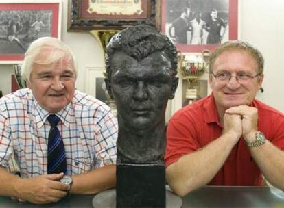 Zoltan Czibor, a la izquierda, y Laszlo Kubala, ayer en Barcelona junto a un busto del mítico delantero.