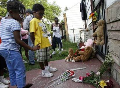 Admiradores  de Michael Jackson depositan flores y osos de peluche frente a su  casa natal, en Gary.