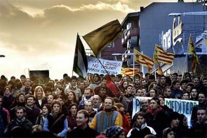 Cientos de manifestantes recorren las calles de Barcelona en la tarde de ayer.