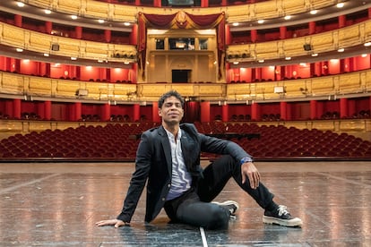 El bailarín cubano Carlos Acosta posa encima del escenario del Teatro Real en Madrid.