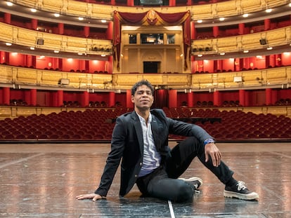 El bailarín cubano Carlos Acosta posa encima del escenario del Teatro Real en Madrid.
