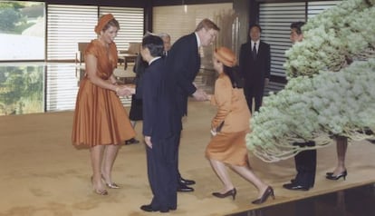 Los Reyes de Holanda saludan al príncipe Naruhito y a Masako.