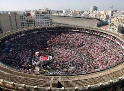 Vista aérea de la plaza de toros de Valencia, donde el PSOE ha congregado a más de 20.000 personas en un mitin de Zapatero