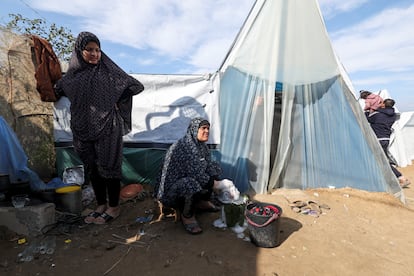 Desplazados palestinos en las tiendas de campaña en las que viven en Rafah, en el sur de la franja de Gaza, el miércoles.