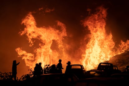 Bomberos trabajan en el incendio de Viña del Mar (Chile), este viernes.
