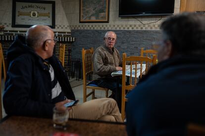 Un grupo de vecinos de Andavías (Zamoras) en un bar de la localidad.