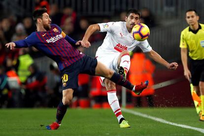 El delantero argentino del Barcelona Lionel Messi, a la izquierda, y el defensa del Eibar José Ángel Valdés 'Cote', en una jugada.
