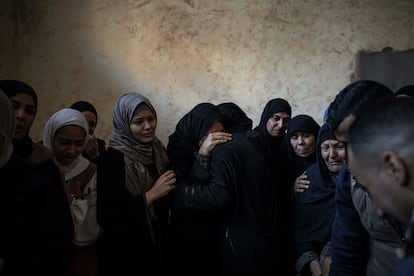 Miembros de la familia Abu Sinjar lloran a sus familiares muertos, después de que un bombardeo israelí alcanzará su casa, este viernes en Rafah.