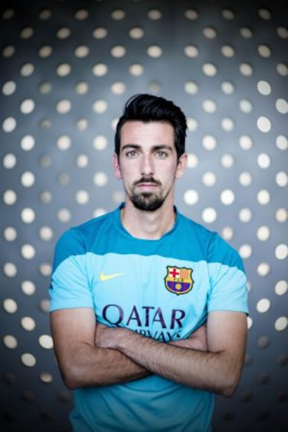 Isaac Cuenca posa el pasado lunes en la ciudad deportiva del Fc Barcelona.