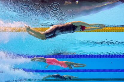 La británica Chloe Tutton (arriba) y Yulia Efimova participan en la semifinal de los 200 m braza.  