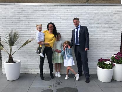 Perjudicados por el Gobierno holandés,  Steve Kuipers y Sara Aykaz con sus hijas