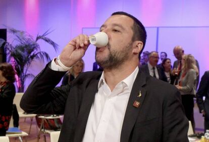 Salvini toma café antes de iniciarse una conferencia europea sobre inmigración.