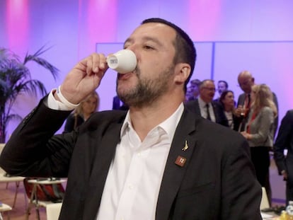Salvini toma café antes de iniciarse una conferencia europea sobre inmigración.
