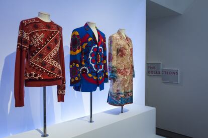 La exposición incluye piezas de las colecciones históricas de Paul Smith, quien desfiló por primera vez en las pasarelas de París en 1976.