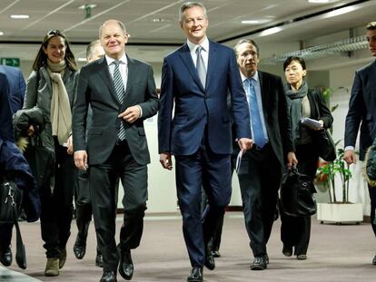 Los ministros de Finanzas de Francia, Bruno Le Maire (en el centro, a la derecha); y de Alemania, Olaf Scholz (a su lado), en Bruselas.