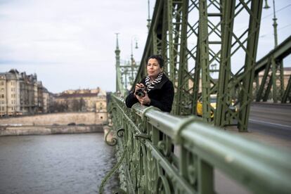 La fotógrafa Eszter Csepeli en el puente de la Libertad de Budapest (Hungría).