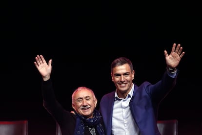 Pepe Álvarez, junto al presidente del Gobierno, Pedro Sánchez, durante el Congreso Confederal de UGT, que se celebra en Barcelona.