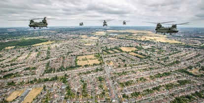 Un grupo de helicópteros sobrevuela Londres durante el desfile del centenario de la Royal Air Force.