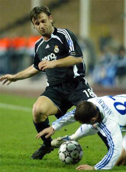 Cassano lucha por un balón durante un encuentro