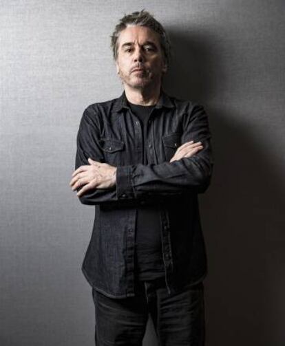 Singular pose de Jean-Michel Jarre con los brazos cruzados, cuando lo habitual es que revoloteen sobre uno o varios teclados.