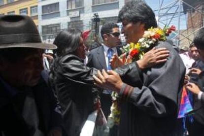 El presidente de Bolivia, Evo Morales (d), asiste a una concentración de miles de personas en la ciudad de El Alto, con motivo del Día de la Dignidad Nacional, instituido por Morales, y que se conmemorará cada 17 de octubre en homenaje a las más de sesenta personas que murieron hace diez años durante una revuelta social reprimida por el Ejército en el llamado"Octubre Negro".