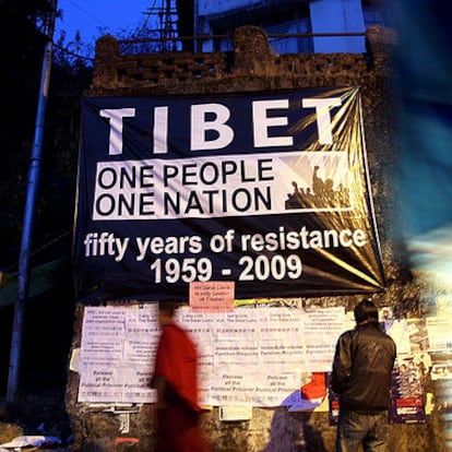 Un cartel de apoyo al pueblo tibetano en la ciudad india de Dharamsala. El cartel reza: "Un pueblo, una nación, 50 años de resistencia"