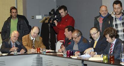 Representantes de los trabajadores del servicio de limpieza de la calles de Madrid y de las empresas concesionarias, firman el acuerdo alcanzado tras la reunión que han mantenido para desbloquear la situación de conflicto.