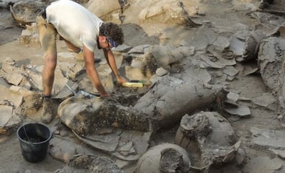 El arqueólogo Zach Dunseth, junto a las ánforas de vino halladas en las ruinas de un palacio cananita en Nahariya (Israel).