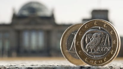 Dos euros, uno de ellos griego, ante el Bundestag.