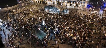 Un momento de la asamblea esta noche en la Puerta del Sol de Madrid.