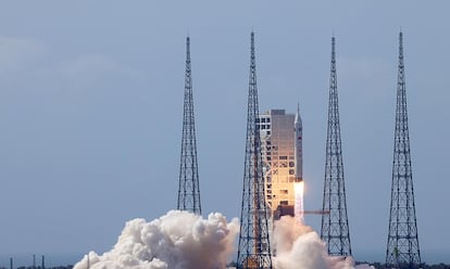 Despegue de Long March-10 desarrollado por China