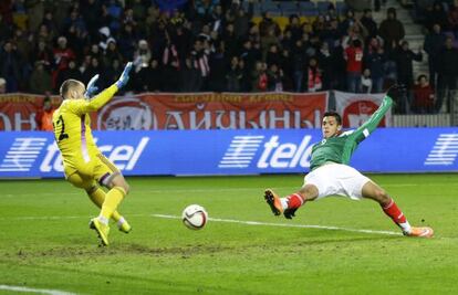 El mexicano Raúl Jiménez marca un gol contra Bielorrusia.