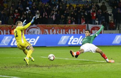 El mexicano Ra&uacute;l Jim&eacute;nez marca un gol contra Bielorrusia.