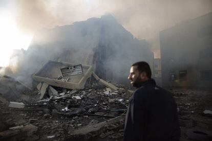 Un hombre contempla parte del edificio del Ministerio del Interior que ha sido destruido por los bombardeos israelís en Gaza