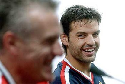 Morientes, con Didier Deschamps en primer plano, sonriente durante el entrenamiento de ayer.