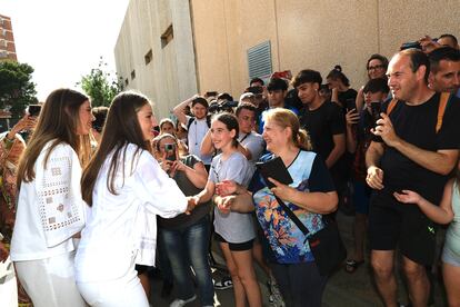 La princesa Leonor y la infanta Sofía saludan al numeroso público que las esperaba al finalizar el acto.