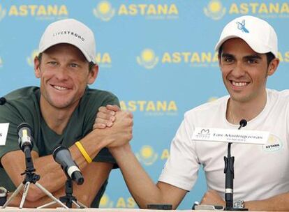 Lance Armstrong y Alberto Contador, en la rueda de prensa que ofrecieron ayer en Tenerife.