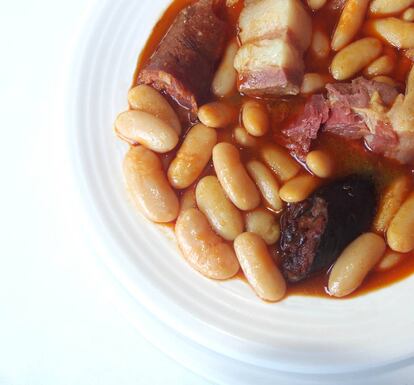 El secreto de una buena fabada está en las fabas: deben ser suaves de piel y del tamaño adecuado, ni muy grandes ni muy pequeñas. En la imagen, una fabada asturiana del restaurante El Llar de Viri.