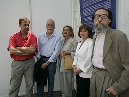 De izquierda a derecha, Tomás Val, Luis Mateo Díez, Josefina Aldecoa, Nativel Preciado y Juan Eduardo Zúñiga.