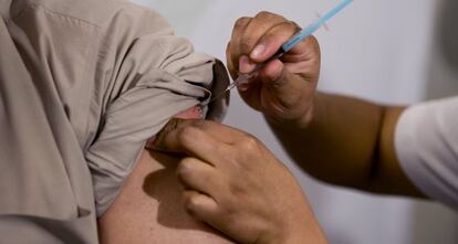 Un trabajador se vacuna contra la gripe A (H1N1), en Ciudad de México (México).
