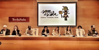 Miembros de Somescola presentan un manifiesto este miércoles en L'Hospitalet de Llobregat.