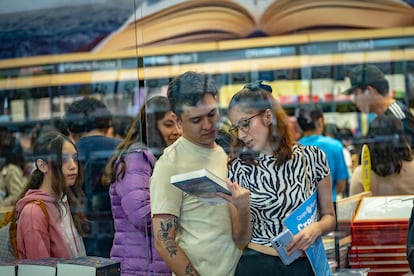 Asistentes a la Feria Internacional del Libro de Guadalajara compran y recorren los pasillos el último día de la feria.