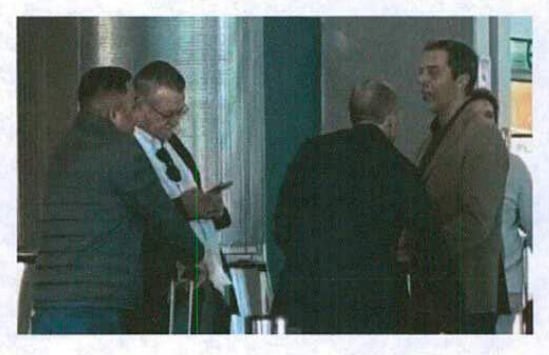 El empresario Julio Martínez Martínez, el presidente de Plus Ultra Julio Martínez Sola y el secretario del Consejo de Administración Santiago Fernández Lena en el aeropuerto el 18 de noviembre de 2025