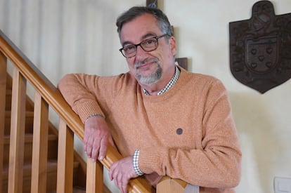 El historiador José Ignacio Algueró Cuervo, autor de una reciente biografía sobre Ruiz de Padrón, en su casa en la provincia de León.