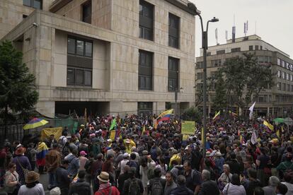 Manifestantes bloquean las salidas de la Corte Suprema de Justicia, en Bogotá, este jueves.