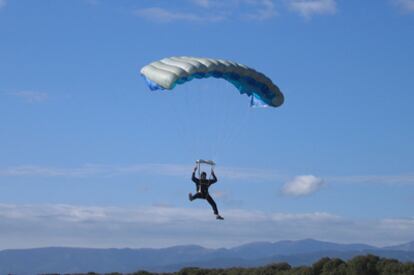 Un paracaidista cae desde un globo aerostático.