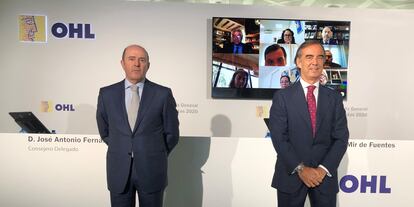 El expresidente de OHL Juan Villar-Mir de Fuentes, con el consejero delegado Juan Antonio Fernández Gallar y de fondo la imagen de los consejeros de la compañía tras la junta telemática de 2020
OHL
15/06/2020
